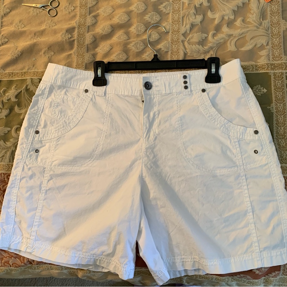 STYLE & CO. Women’s White Shorts. Five pockets. Size 16. Studded. Mid ri…